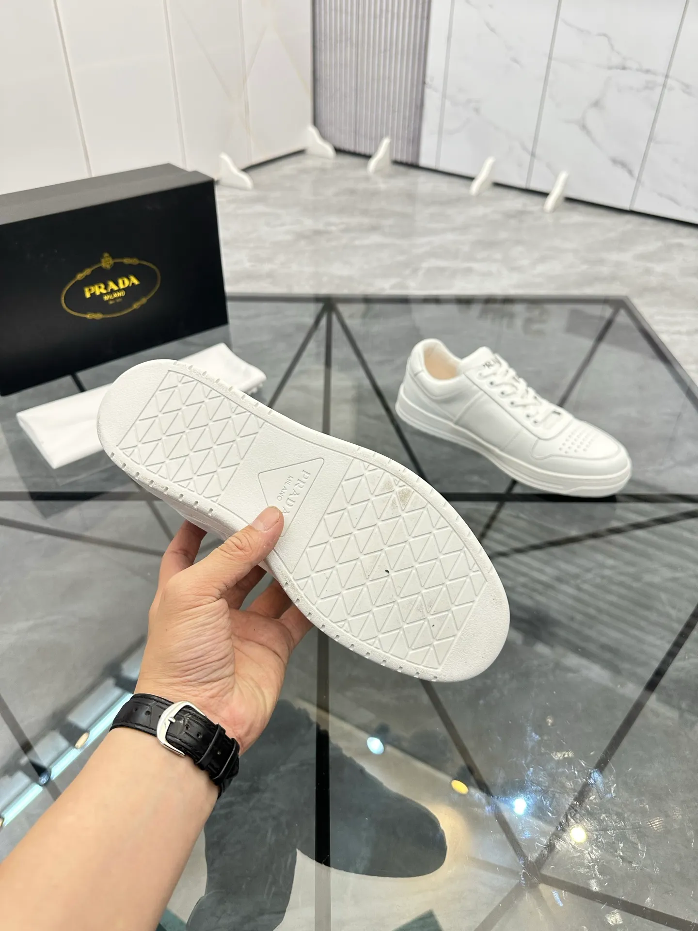 Men's shoes: 💰P400¥ Product trademark: Prada *"Prada*" low-top casual shoes Regular size: 38-44 (can be customized to 45) Product materials: imported cowhide upper, sheepskin lining, original outsole. Number: 020